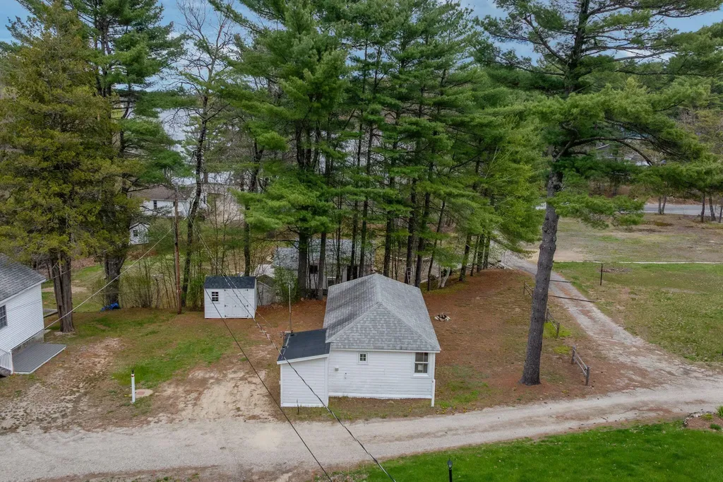 1 Gilleys Lane Raymond ME 04071