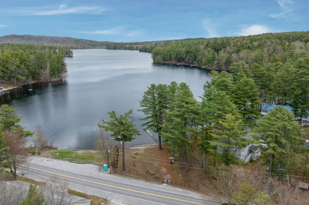 1 Gilleys Lane Raymond ME 04071
