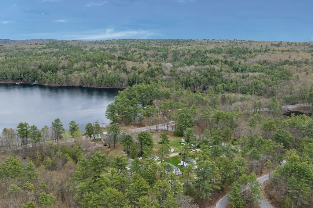 1 Gilleys Lane Raymond ME 04071