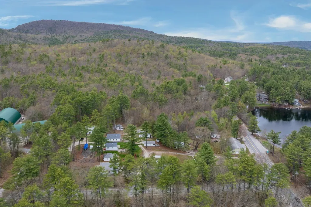 1 Gilleys Lane Raymond ME 04071