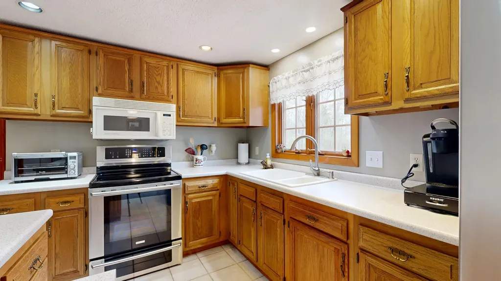 17 Orchard Circle Lewiston ME 04240