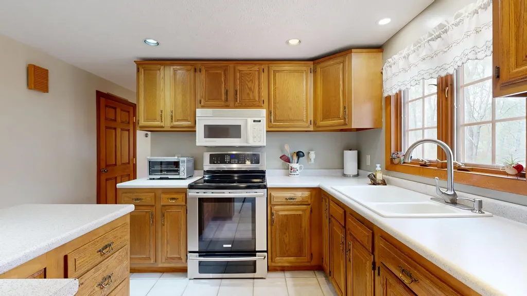 17 Orchard Circle Lewiston ME 04240