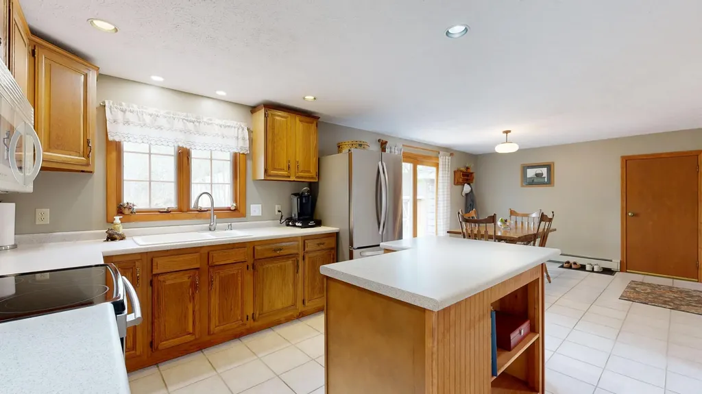17 Orchard Circle Lewiston ME 04240