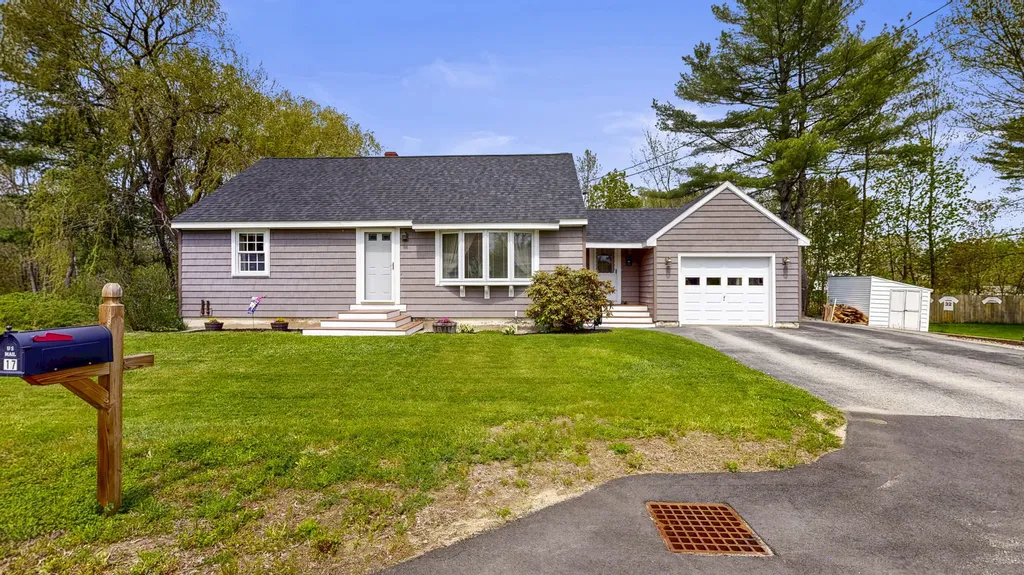 17 Orchard Circle Lewiston ME 04240