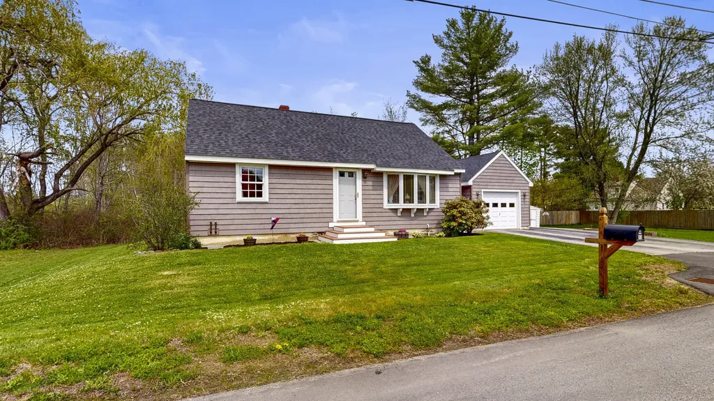 17 Orchard Circle Lewiston ME 04240