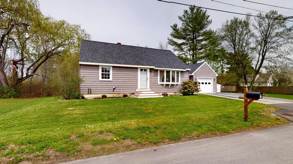 17 Orchard Circle Lewiston ME 04240