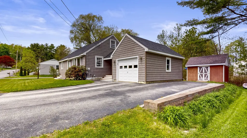 17 Orchard Circle Lewiston ME 04240