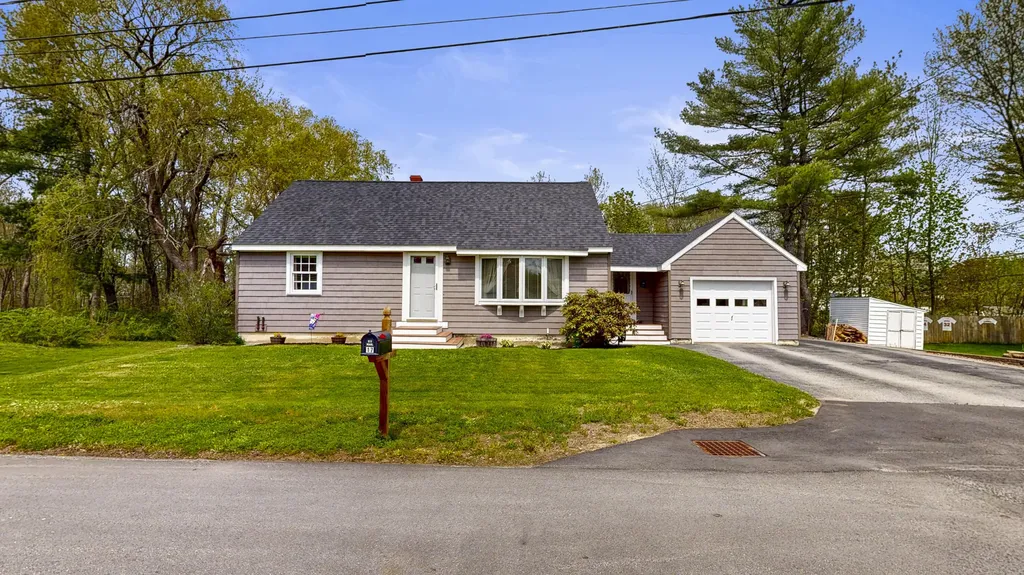 17 Orchard Circle Lewiston ME 04240