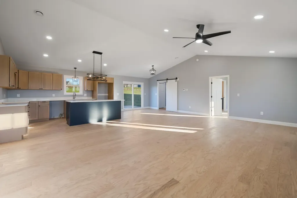 21 Mia Ridge Sidney ME 04330