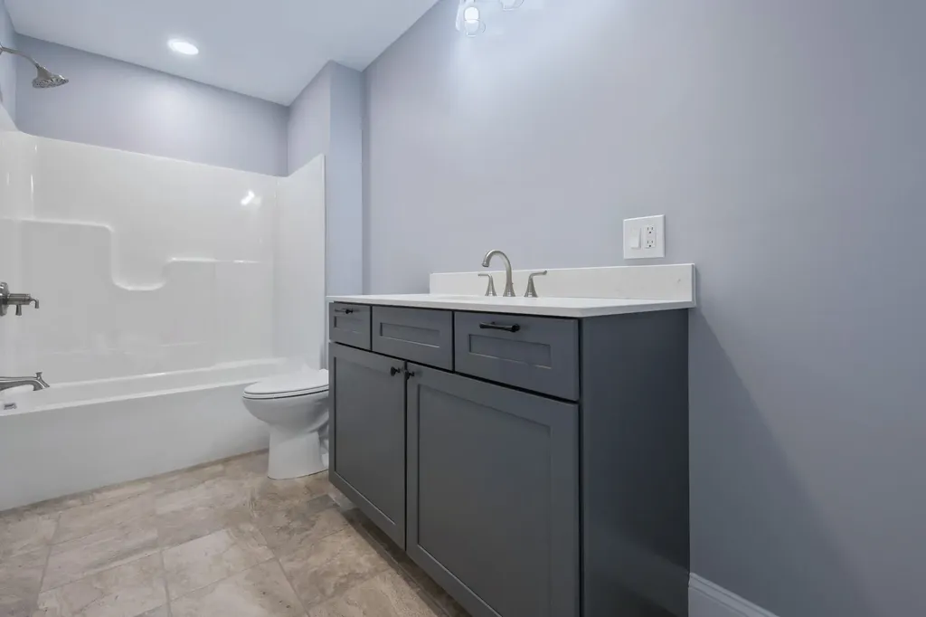 21 Mia Ridge Sidney ME 04330
