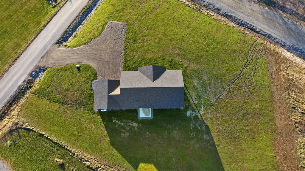 21 Mia Ridge Sidney ME 04330