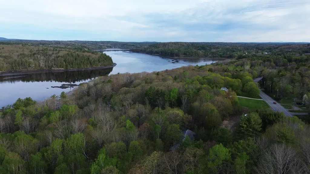 M46,L19,23 River Road Bucksport ME 04416