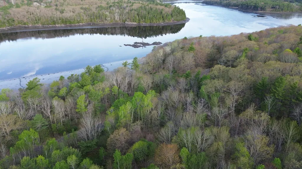 M46,L19,23 River Road Bucksport ME 04416