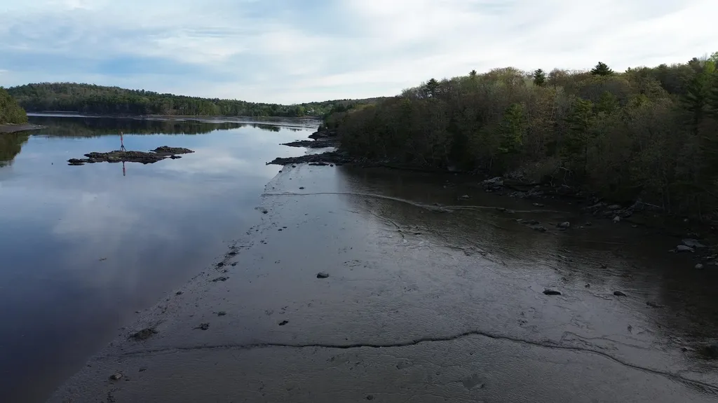 M46,L19,23 River Road Bucksport ME 04416