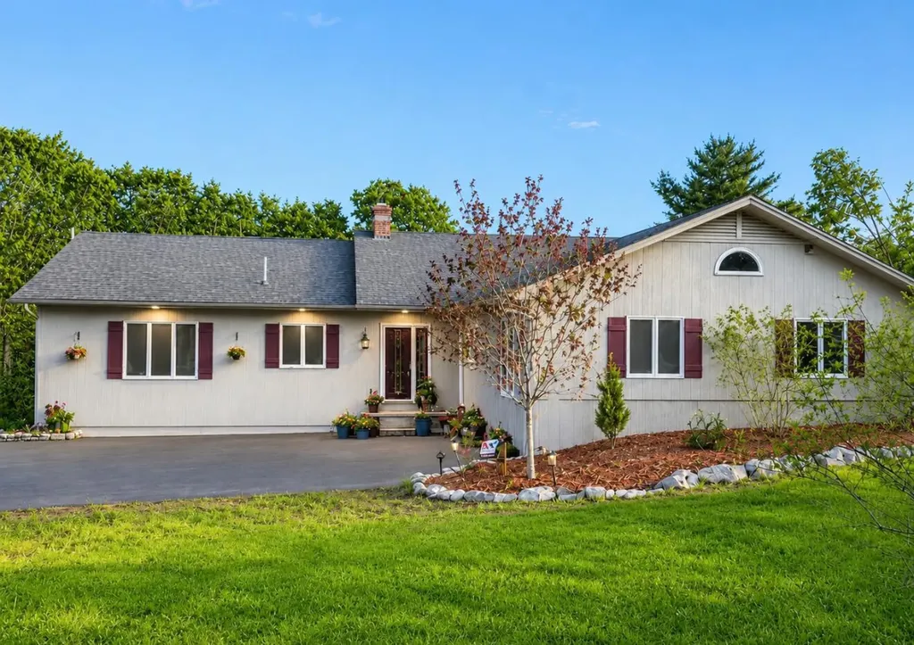 28 Oakledge Hills Road Raymond ME 04071