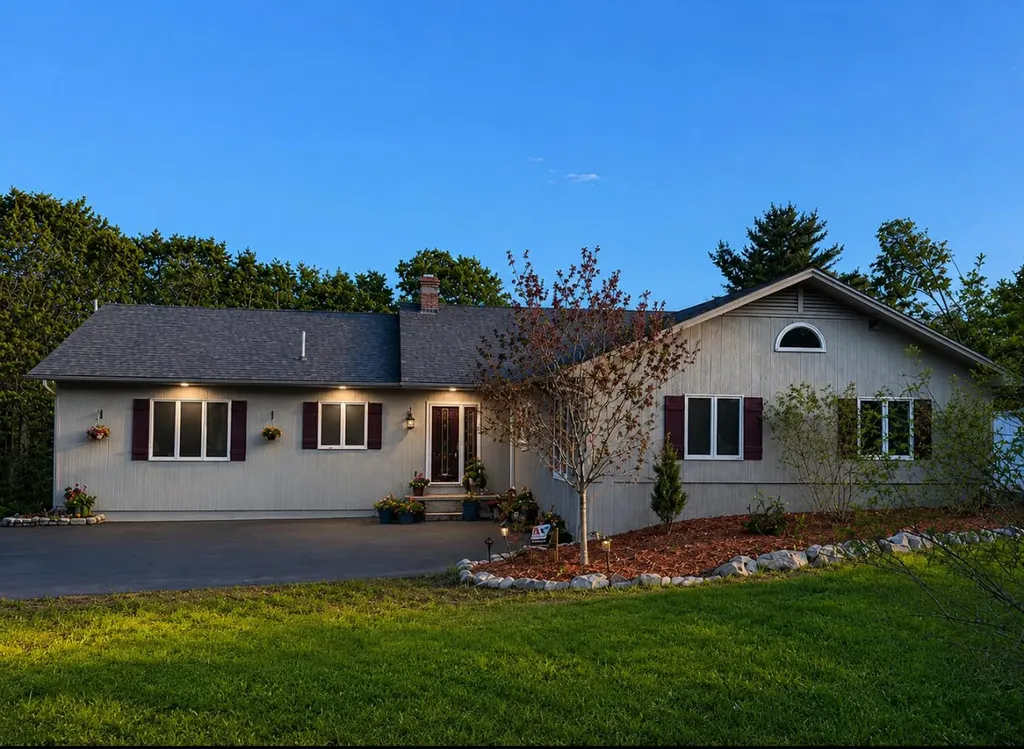 28 Oakledge Hills Road Raymond ME 04071