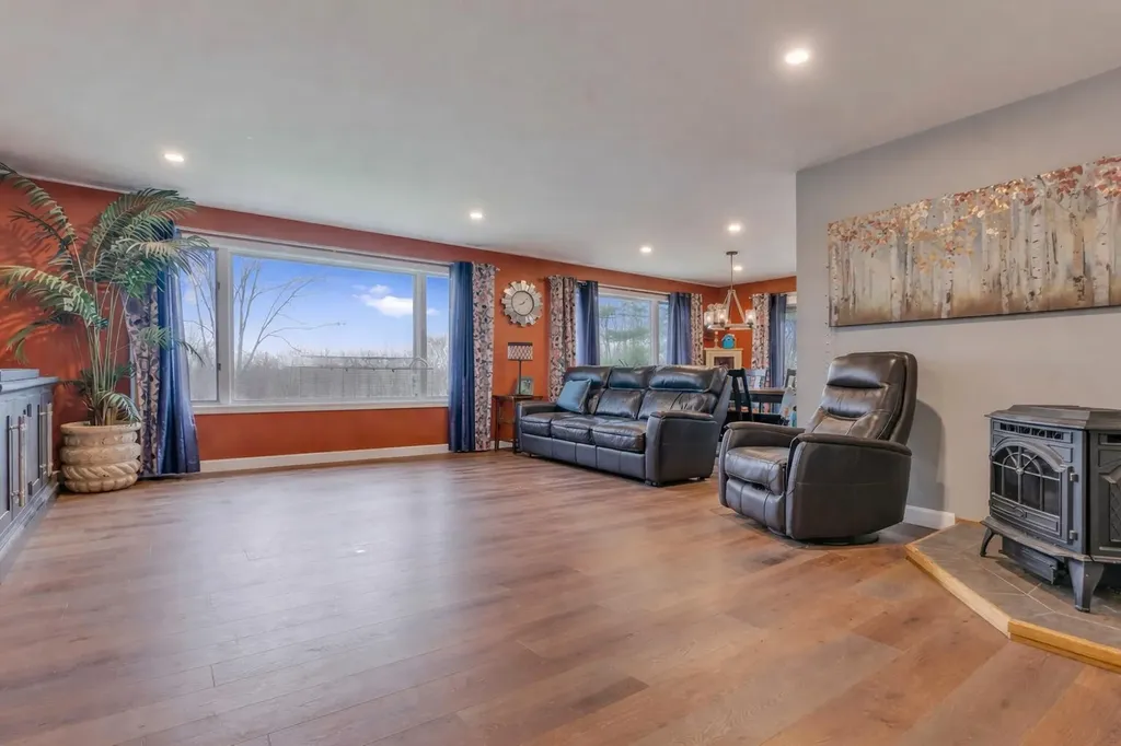 28 Oakledge Hills Road Raymond ME 04071
