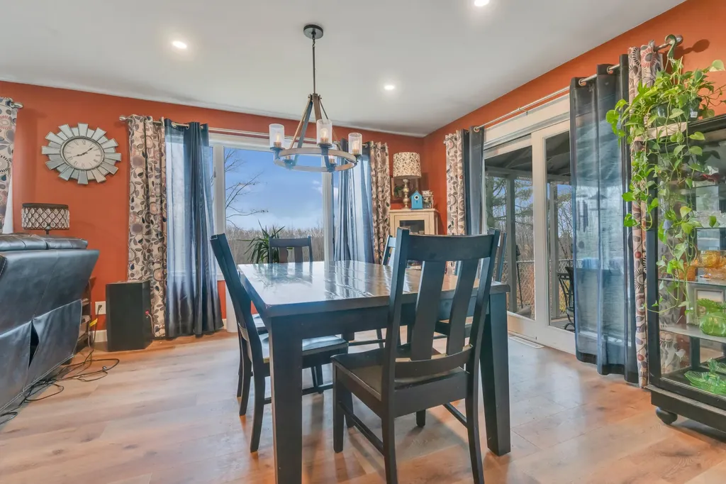 28 Oakledge Hills Road Raymond ME 04071