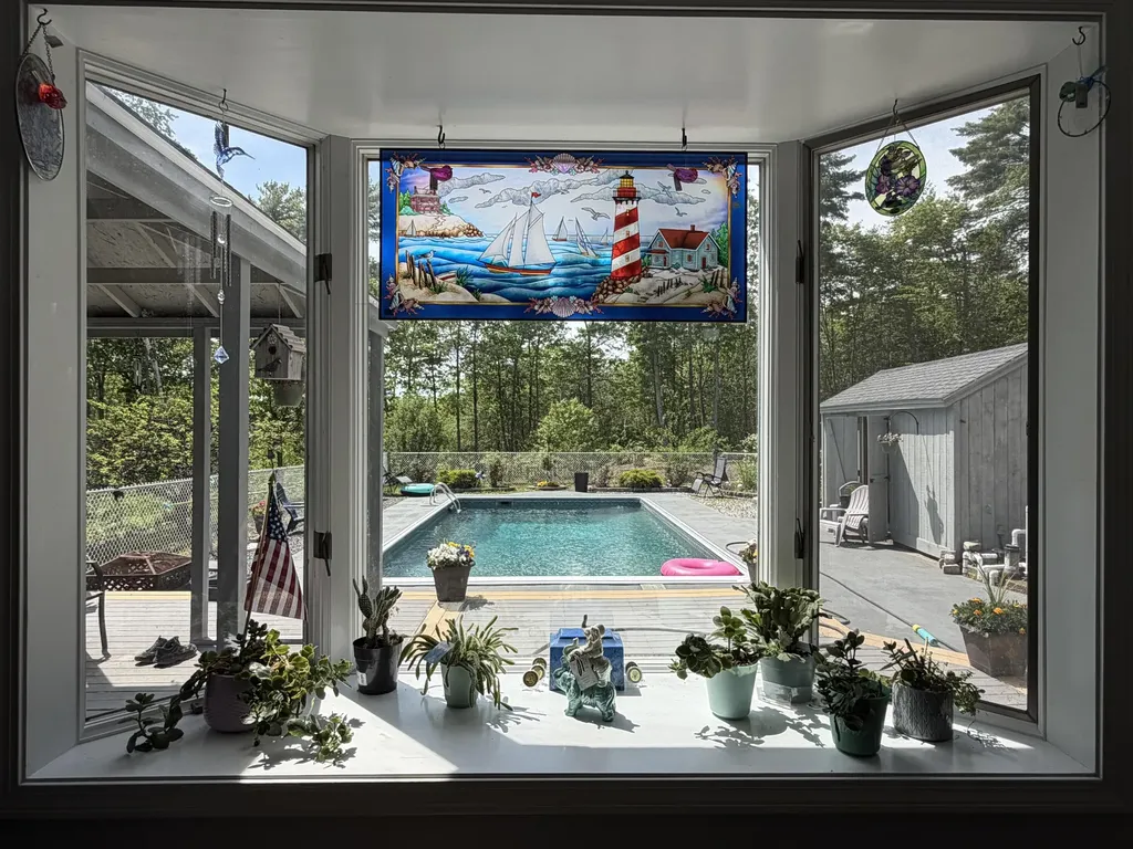 28 Oakledge Hills Road Raymond ME 04071