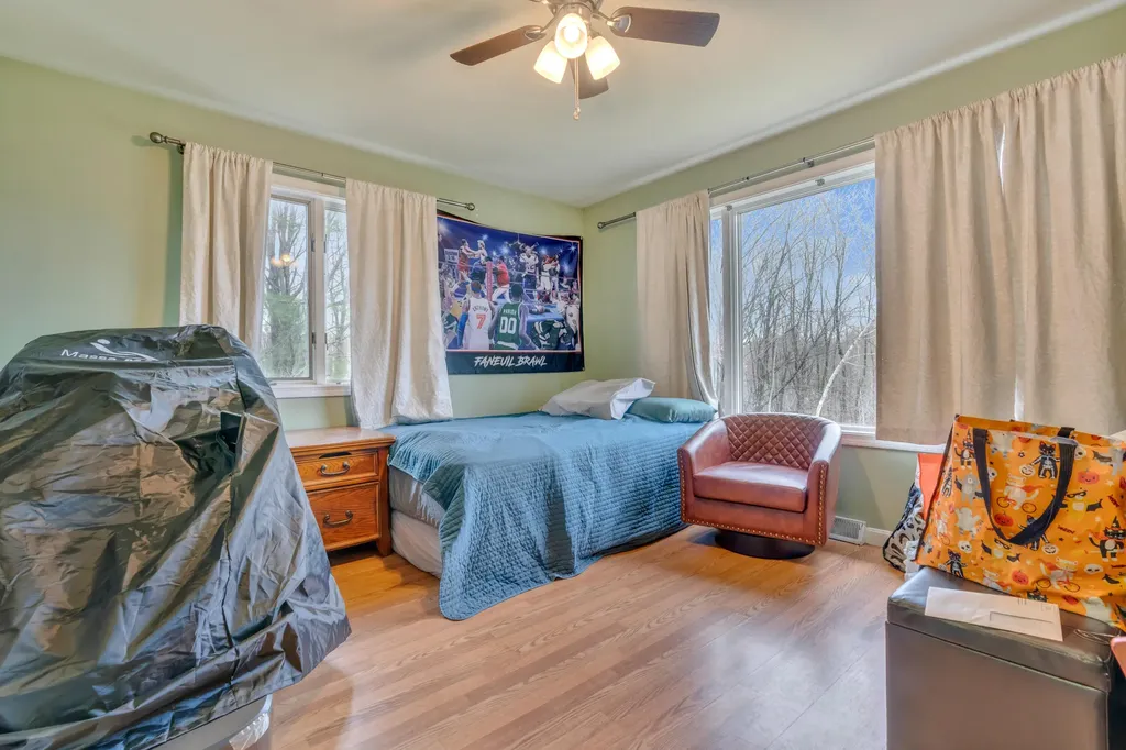 28 Oakledge Hills Road Raymond ME 04071