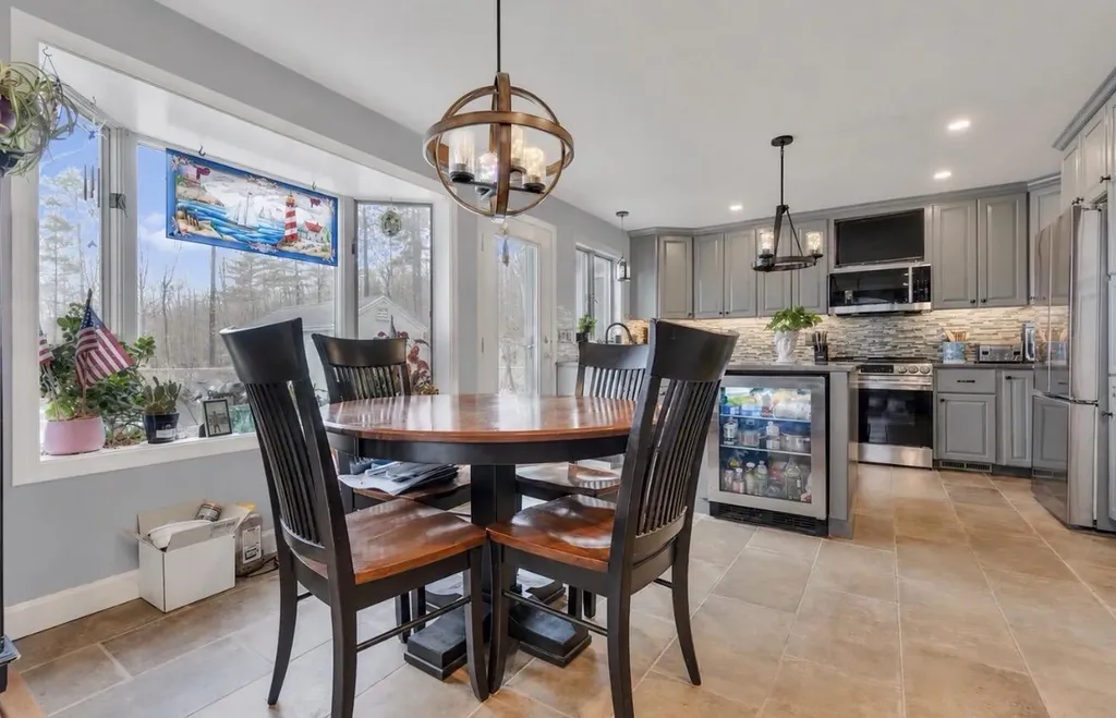 28 Oakledge Hills Road Raymond ME 04071