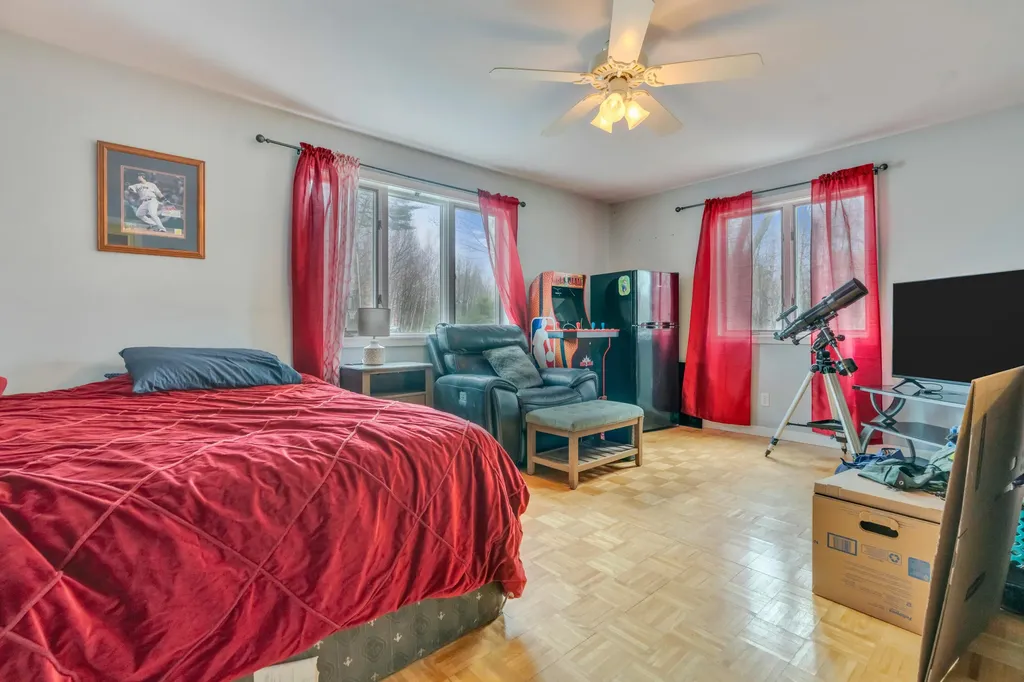 28 Oakledge Hills Road Raymond ME 04071
