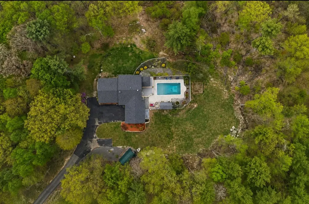 28 Oakledge Hills Road Raymond ME 04071