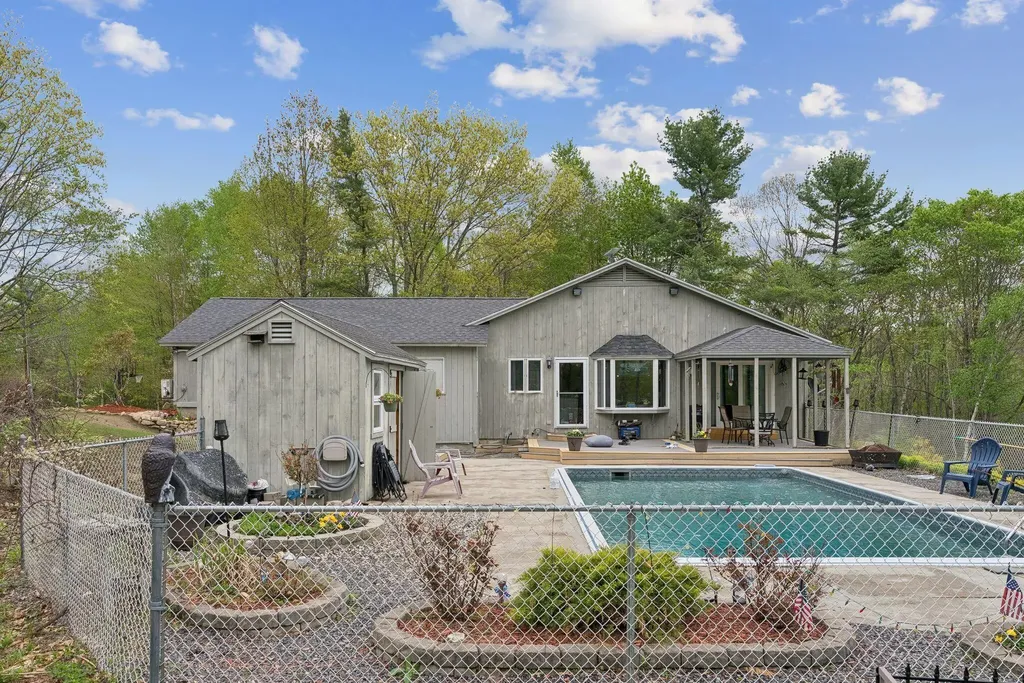 28 Oakledge Hills Road Raymond ME 04071