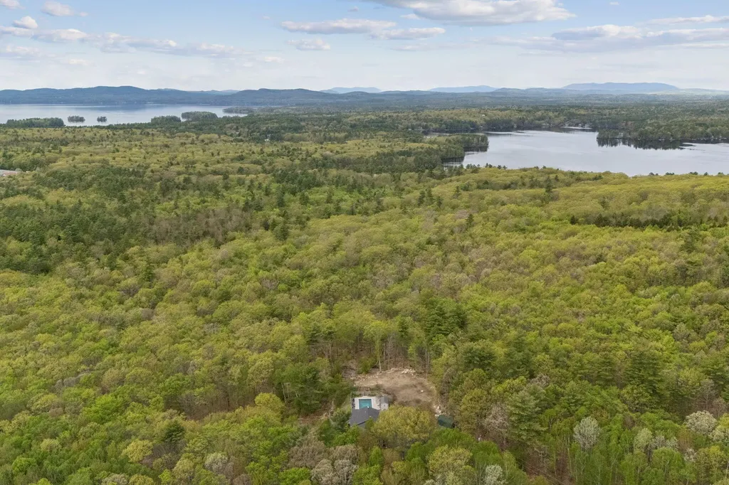 28 Oakledge Hills Road Raymond ME 04071