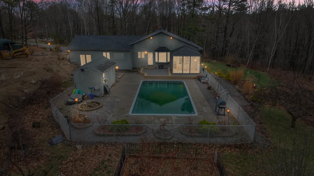 28 Oakledge Hills Road Raymond ME 04071