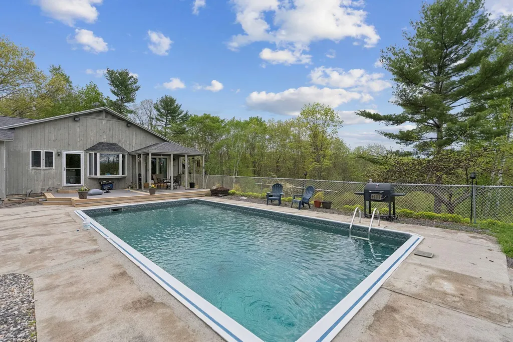 28 Oakledge Hills Road Raymond ME 04071