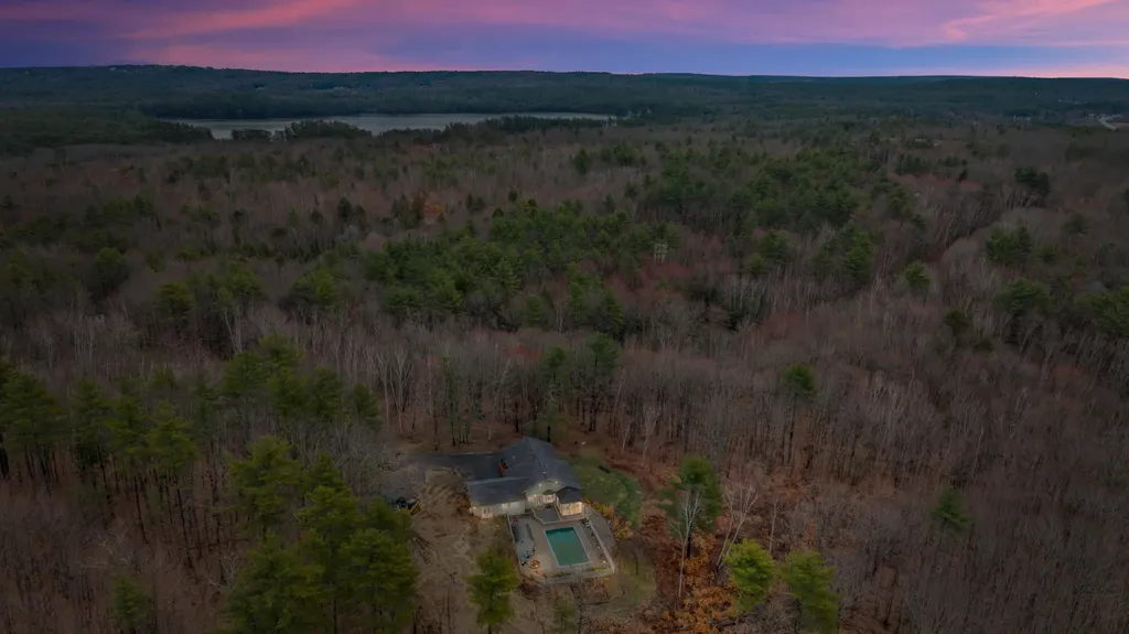 28 Oakledge Hills Road Raymond ME 04071