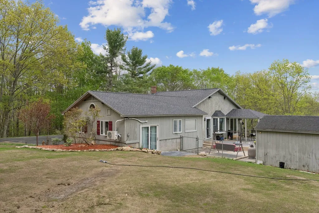28 Oakledge Hills Road Raymond ME 04071