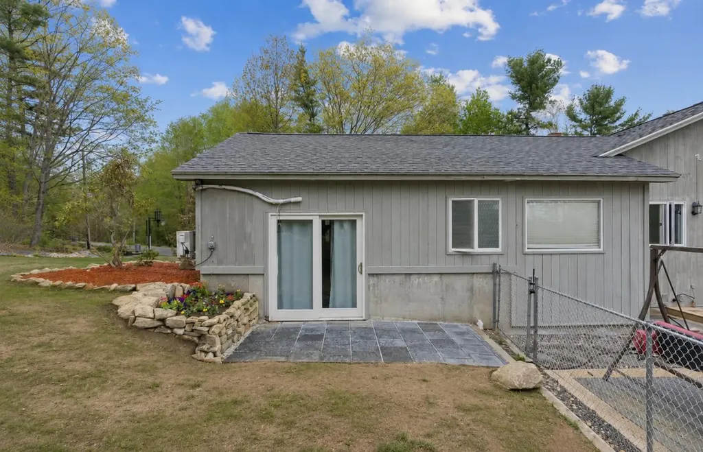28 Oakledge Hills Road Raymond ME 04071