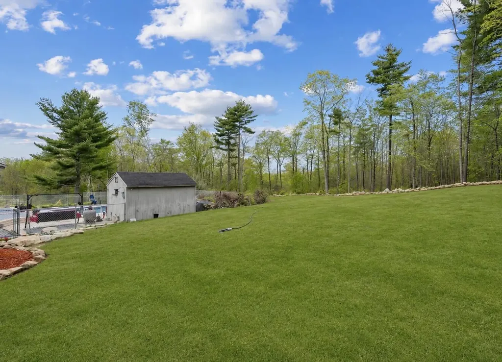 28 Oakledge Hills Road Raymond ME 04071