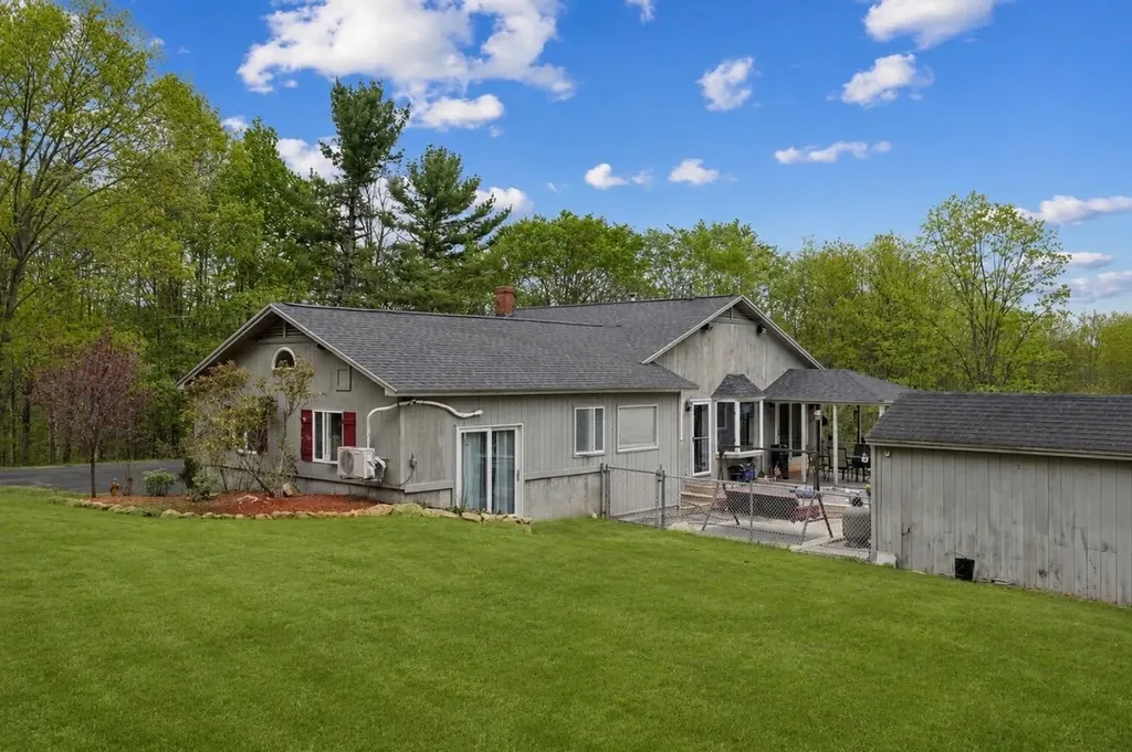 28 Oakledge Hills Road Raymond ME 04071
