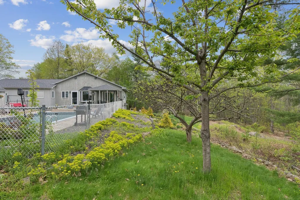 28 Oakledge Hills Road Raymond ME 04071