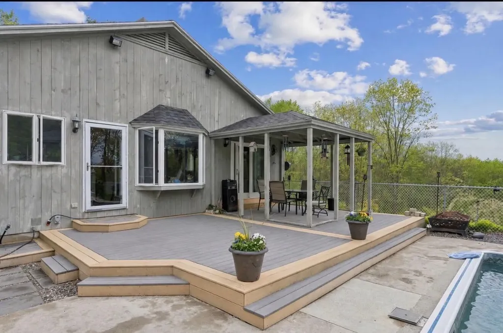 28 Oakledge Hills Road Raymond ME 04071
