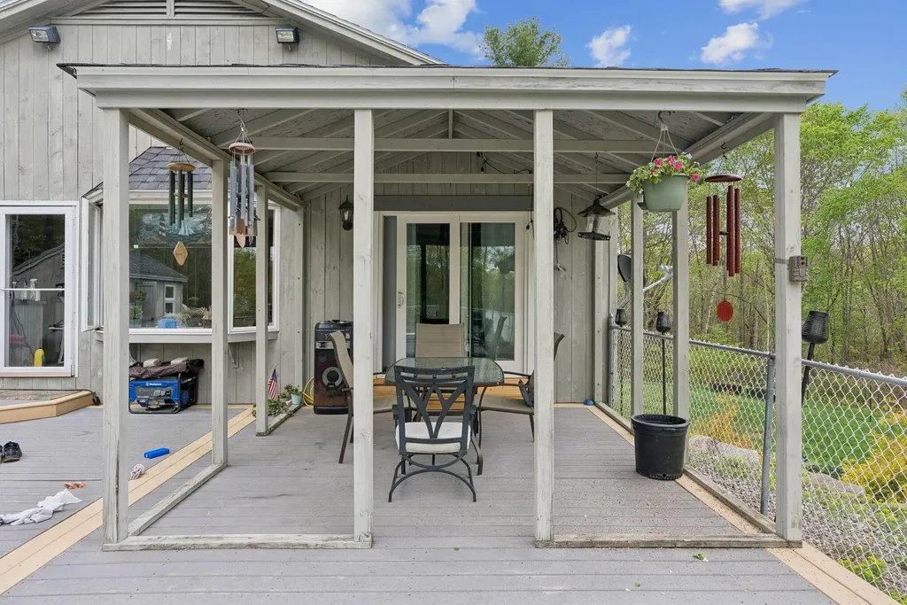 28 Oakledge Hills Road Raymond ME 04071