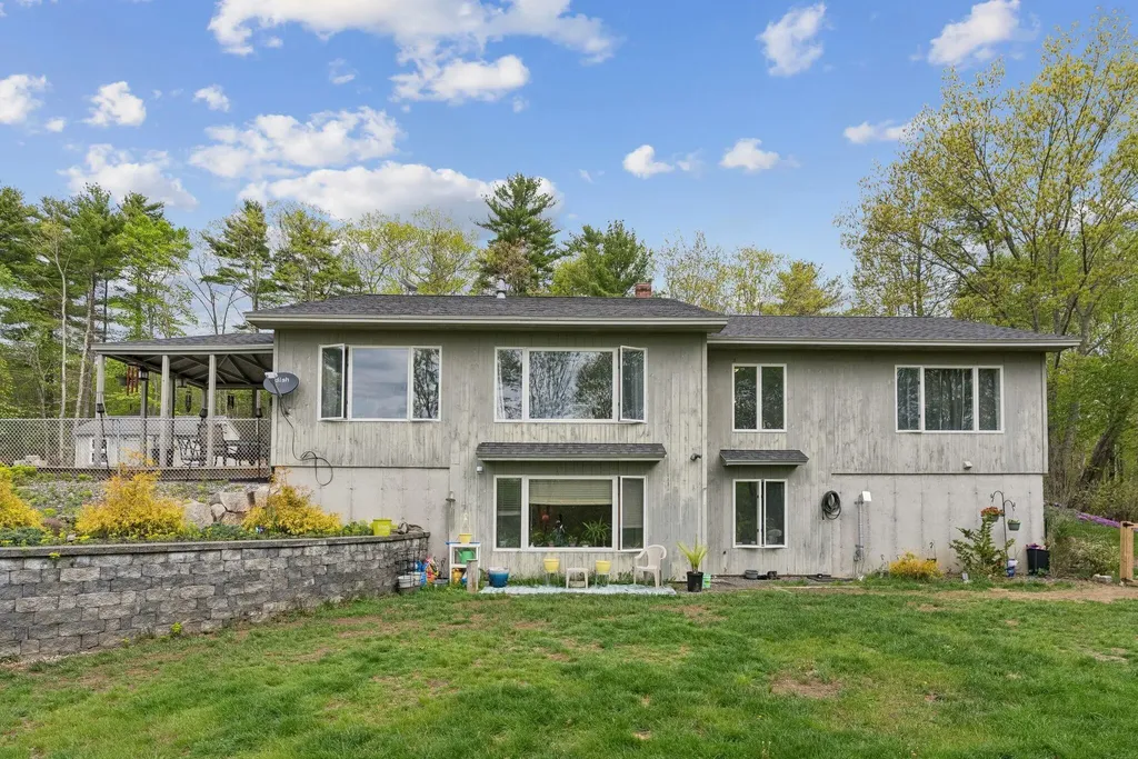 28 Oakledge Hills Road Raymond ME 04071