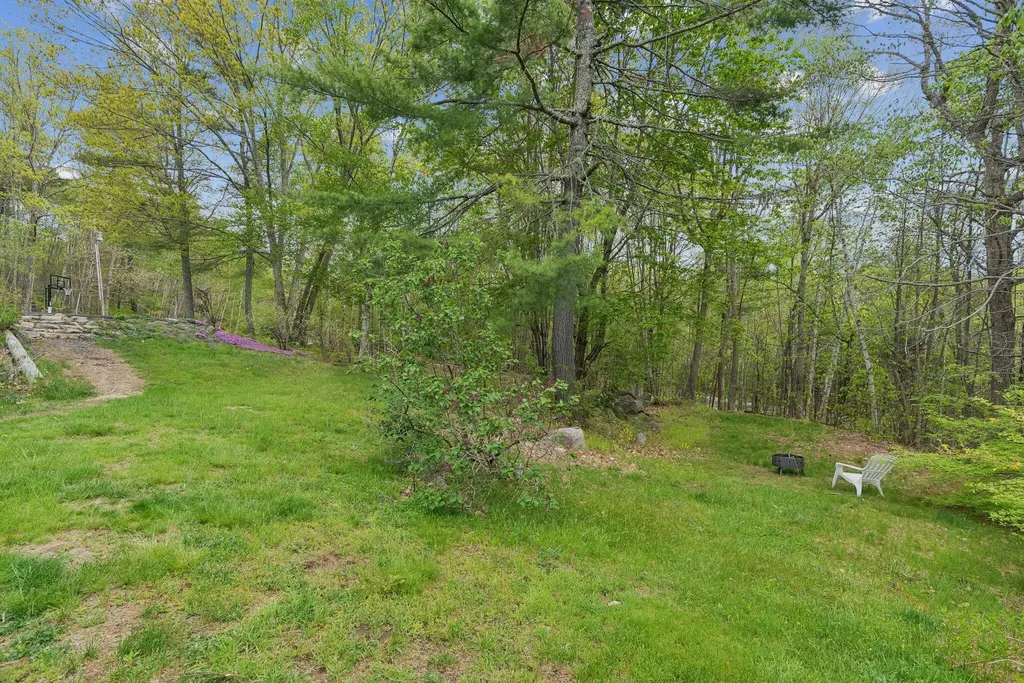28 Oakledge Hills Road Raymond ME 04071