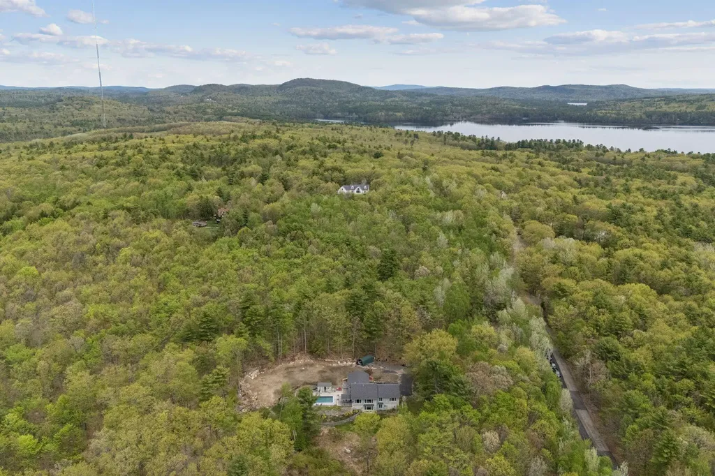 28 Oakledge Hills Road Raymond ME 04071