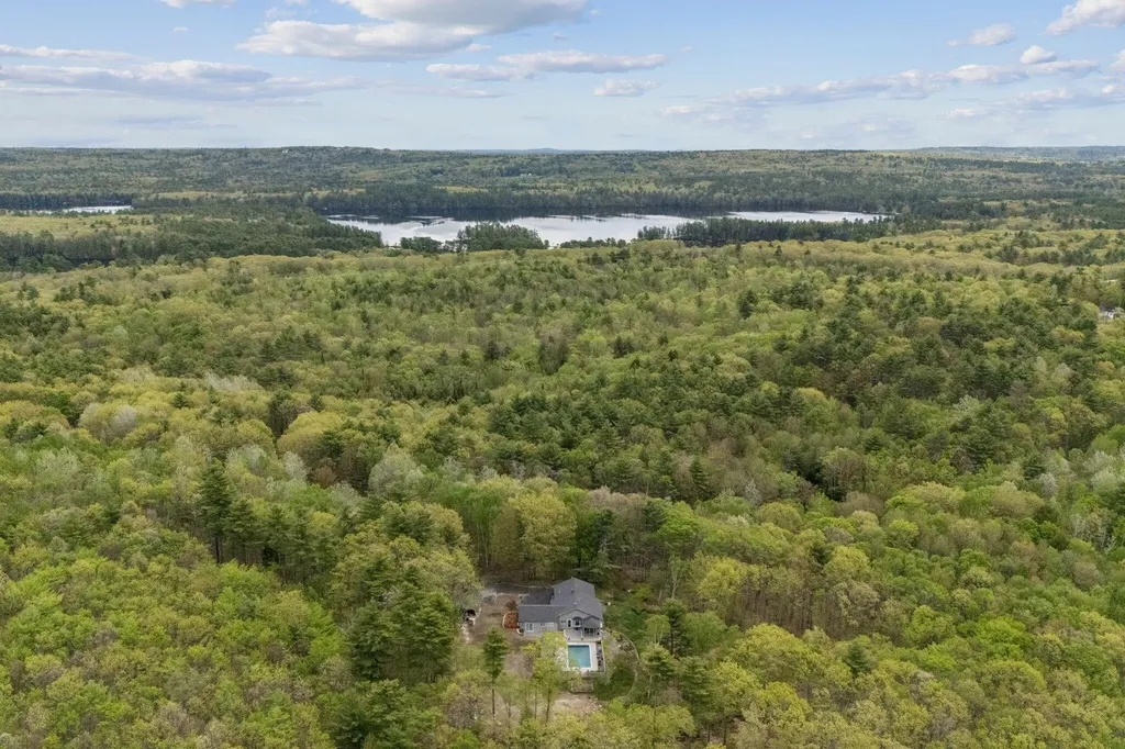 28 Oakledge Hills Road Raymond ME 04071