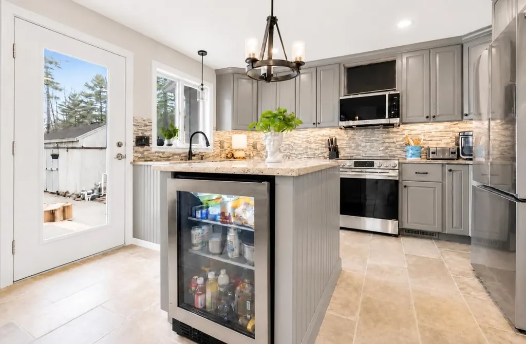28 Oakledge Hills Road Raymond ME 04071