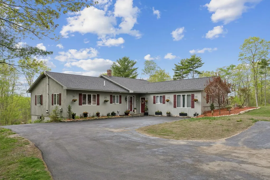 28 Oakledge Hills Road Raymond ME 04071