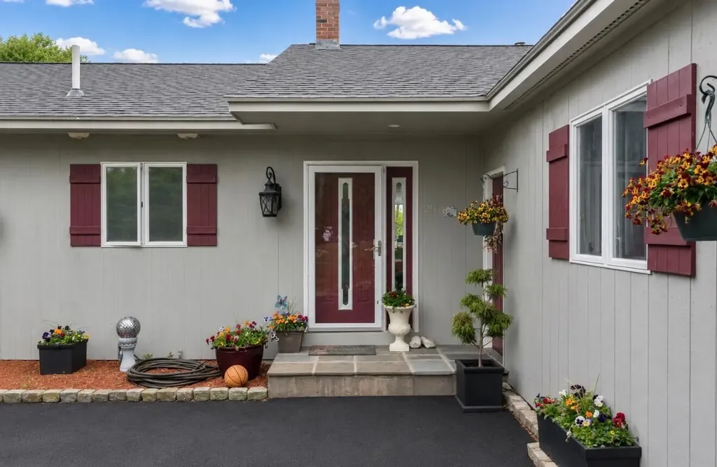 28 Oakledge Hills Road Raymond ME 04071