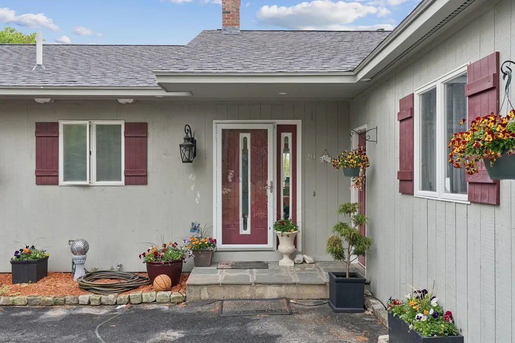 28 Oakledge Hills Road Raymond ME 04071