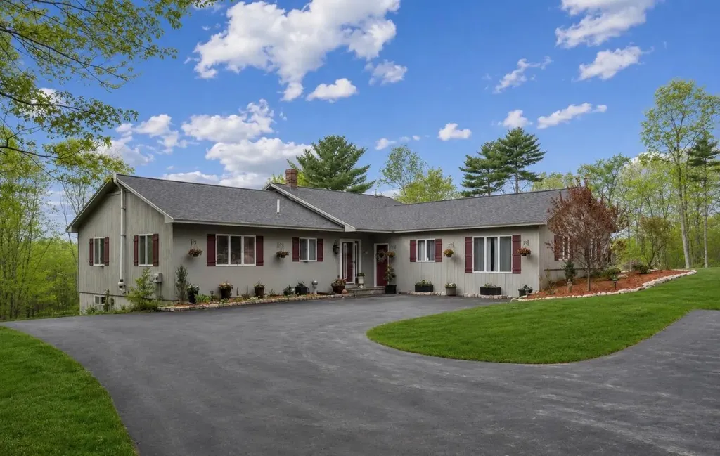 28 Oakledge Hills Road Raymond ME 04071