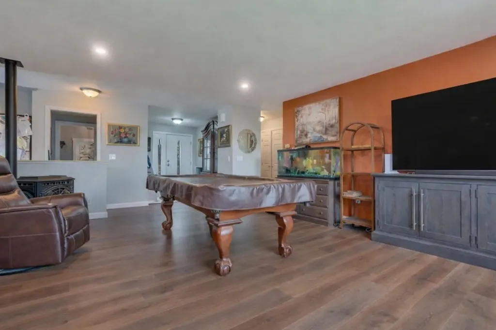 28 Oakledge Hills Road Raymond ME 04071