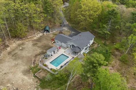 28 Oakledge Hills Road Raymond ME 04071